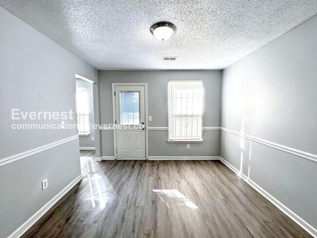 Building Photo - 4 Bed/3 Bath Home with Garage / Pet-Friendly / Available Now!