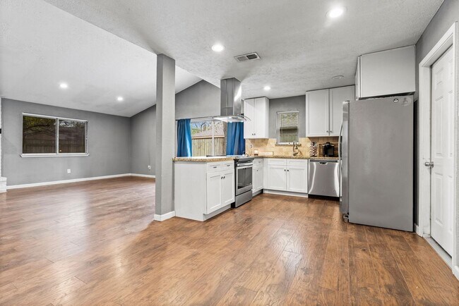 Foto del edificio - 23135 Birnam Wood Blvd