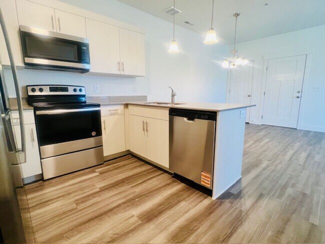Building Photo - Brand-new Condo Conveniently Located in Ri...