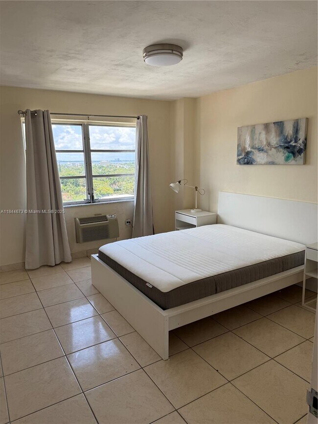 Foto del edificio - 3100 Collins Ave