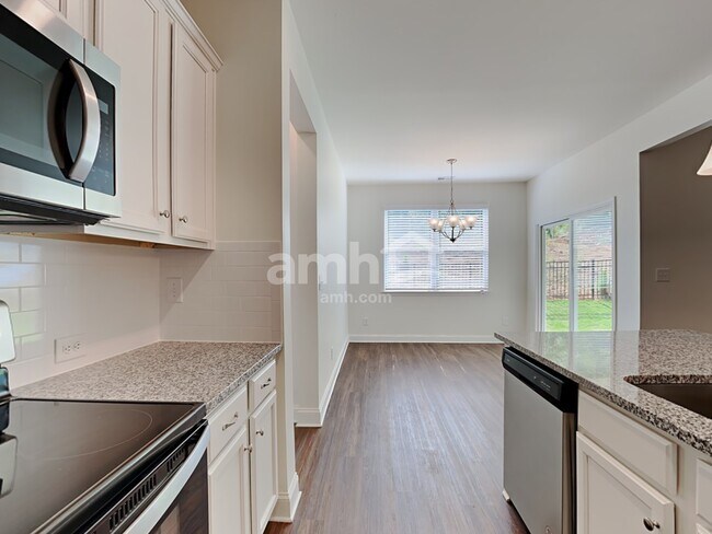 Foto del edificio - 7045 Creeksong Dr