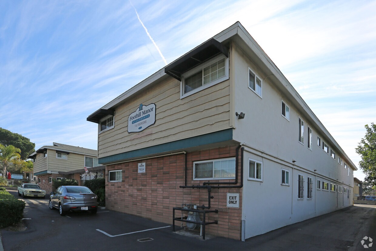 Foothill Manor Apartments in La Mesa, CA