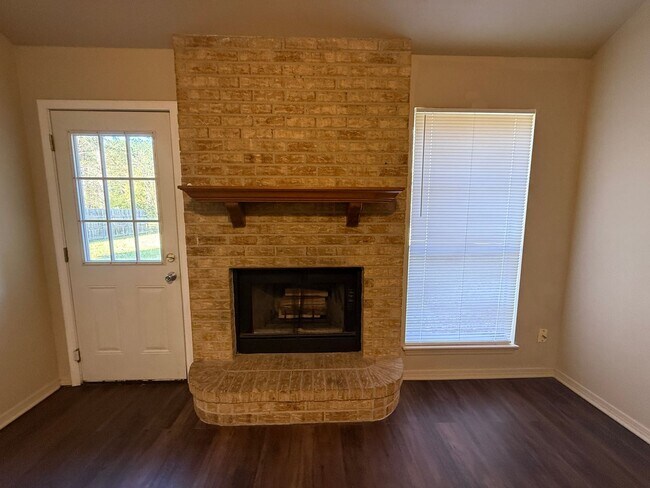 Building Photo - QUIET COVE-SOUTHERN HILLS-NICE 3/2-NEW FLOORS-FRESH PAINT