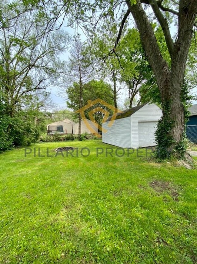 Building Photo - Charming and Updated 2 Bedroom/1 Bathroom ...