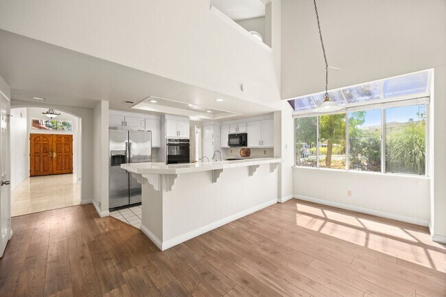 Foto del edificio - Beautiful Updated Corner Lot 3 Bed 3 Bath ...