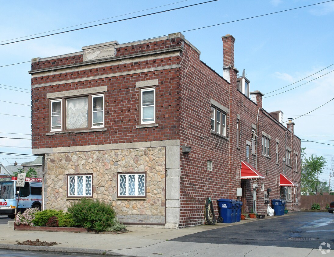 Building Photo - 594 Ontario St
