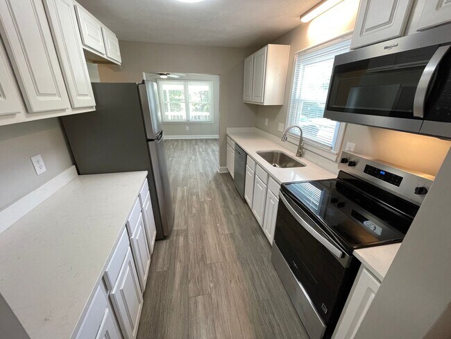 Building Photo - Great Location Private Setting Home For Rent