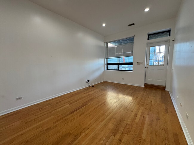 Building Photo - 817 N Hoyne Ave