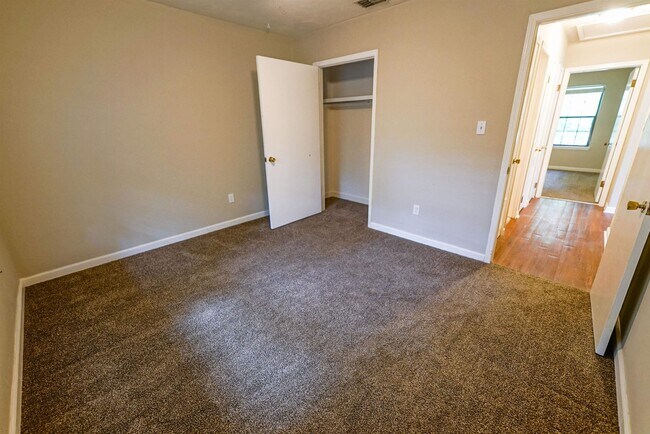 Foto del edificio - 2230 Mandrell Ct