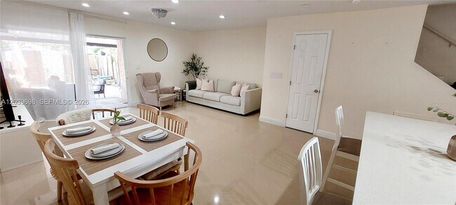 Foto del edificio - 17063 NW 56th Ct