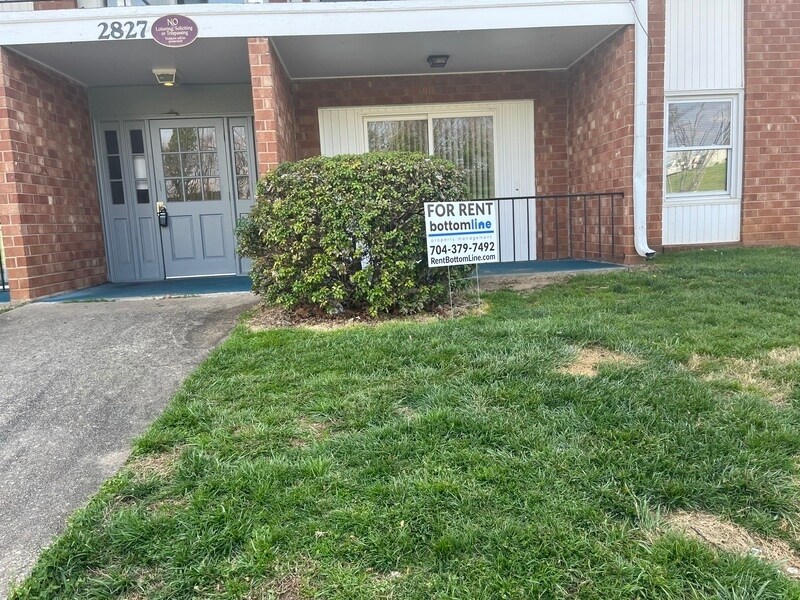 2827 N O.Henry Blvd, Greensboro, NC 27405 Condo for Rent in