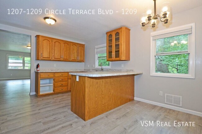 Building Photo - Available NOW! Upper Level 4 Bed / 2 Bath ...