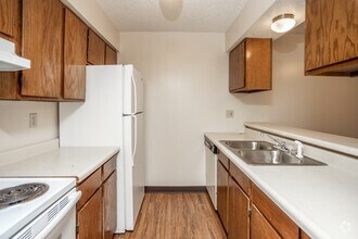 2BR, 2BA - 850 SF - Westwood Apartments