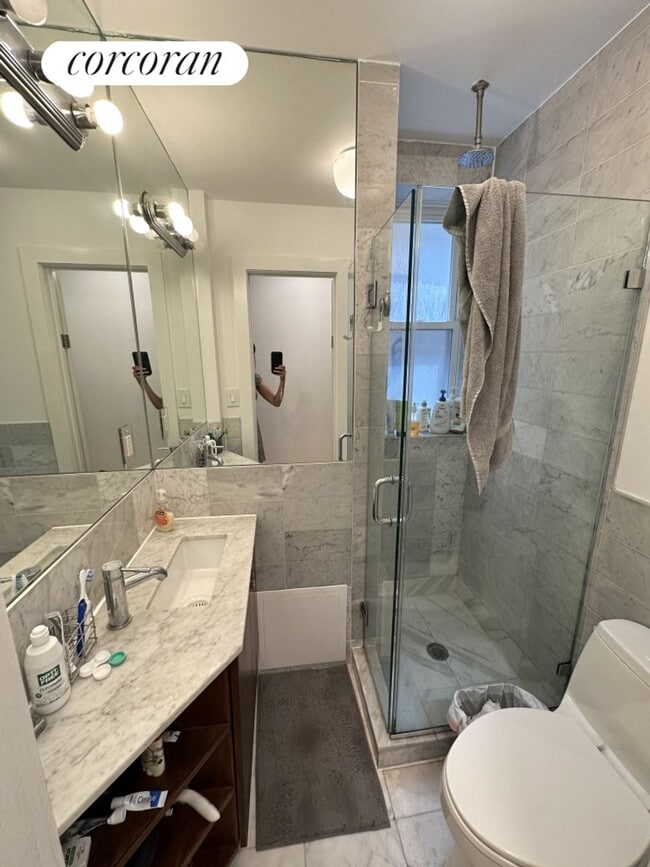 Foto del edificio - 326 W 47th St