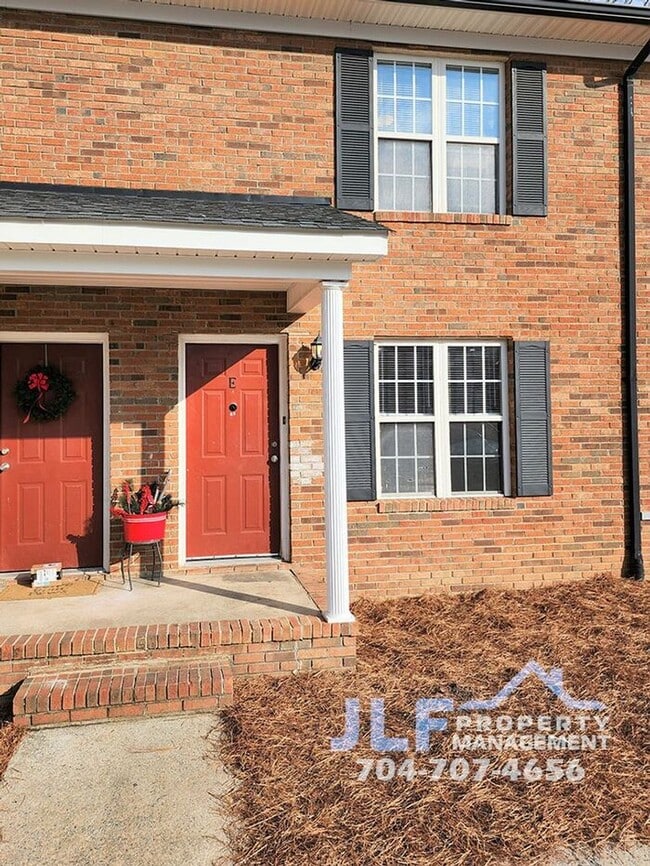 Building Photo - Full Brick Townhouse in Highly Desirable C...