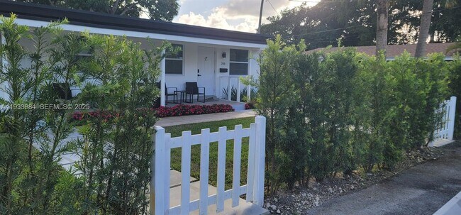 Building Photo - 208 SE 4th St