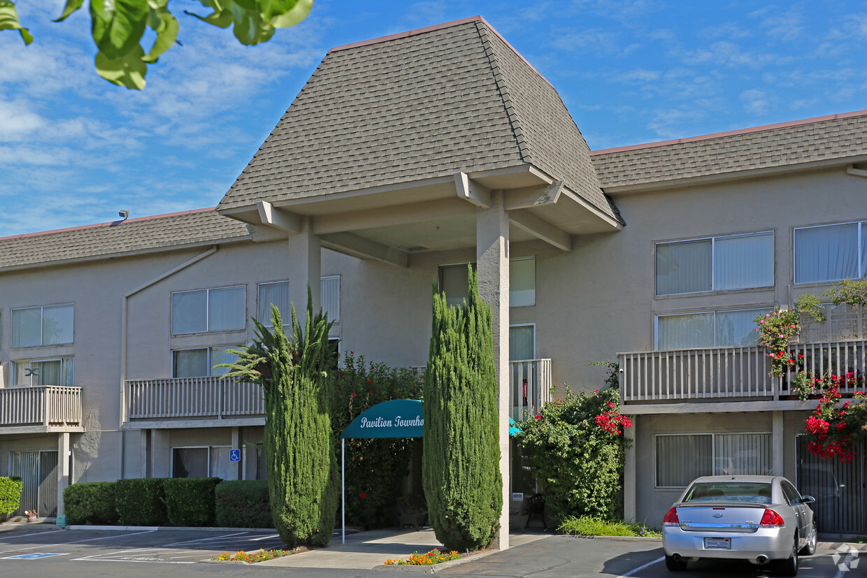 Building Photo - Pavilion Townhomes