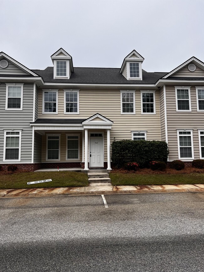 Foto del edificio - 708 Tattnall Dr