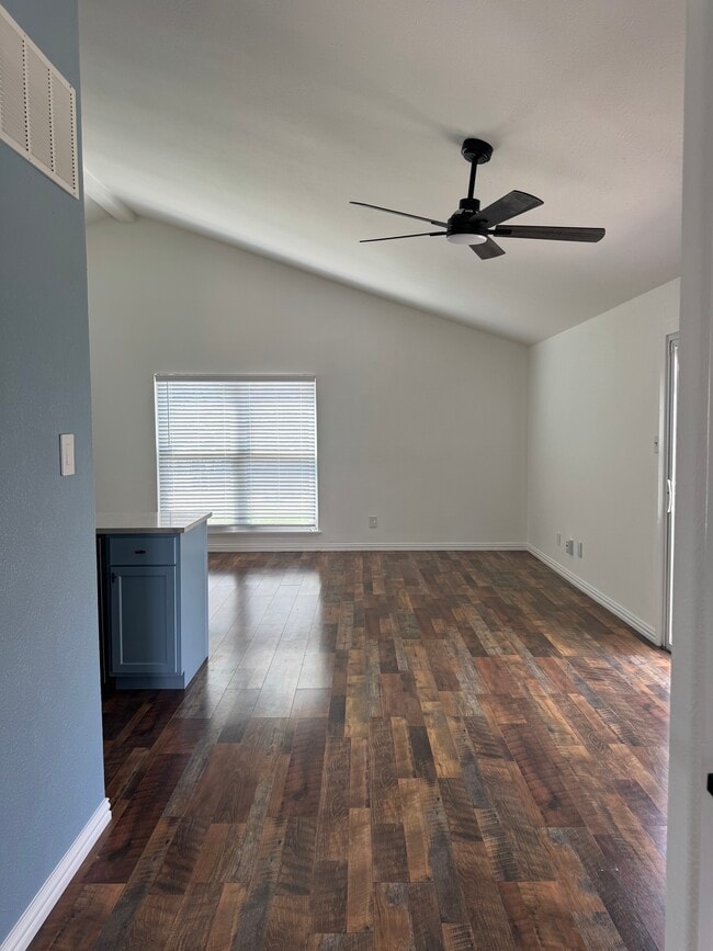 Living - 4257 Caldwell Ave