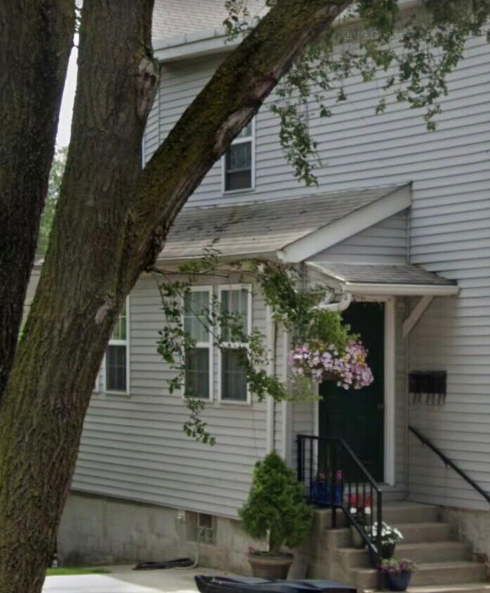Side view of apartment - 434 Literary Rd