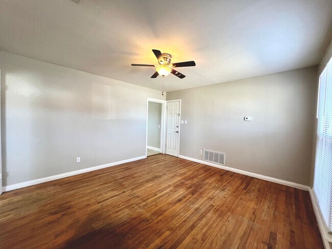 Building Photo - Cute 2 Bedroom Located Across From Element...