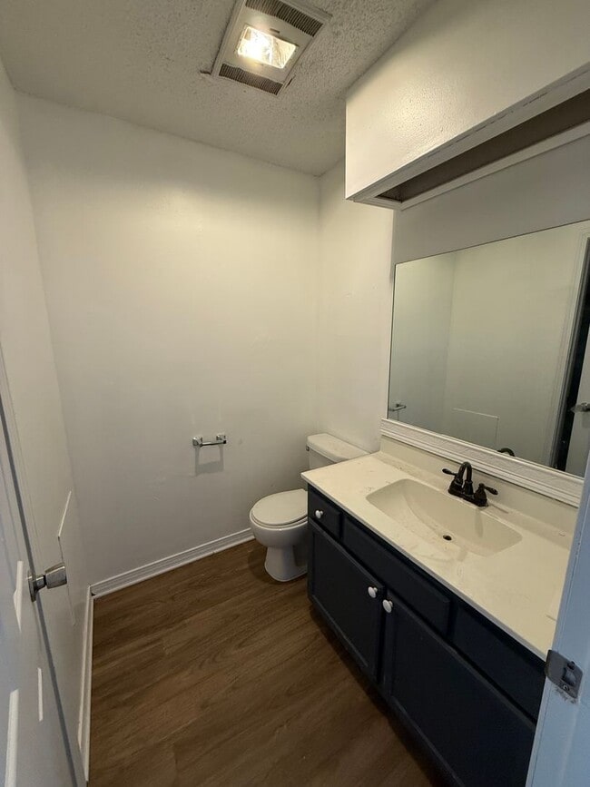 Building Photo - 2BD 2BA FLAT APARTMENT