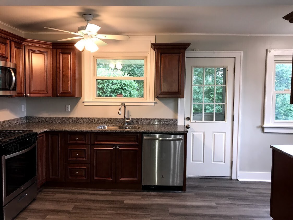 Foto principal - 4 Bedroom; 1 Bath House for Rent - Swissvale