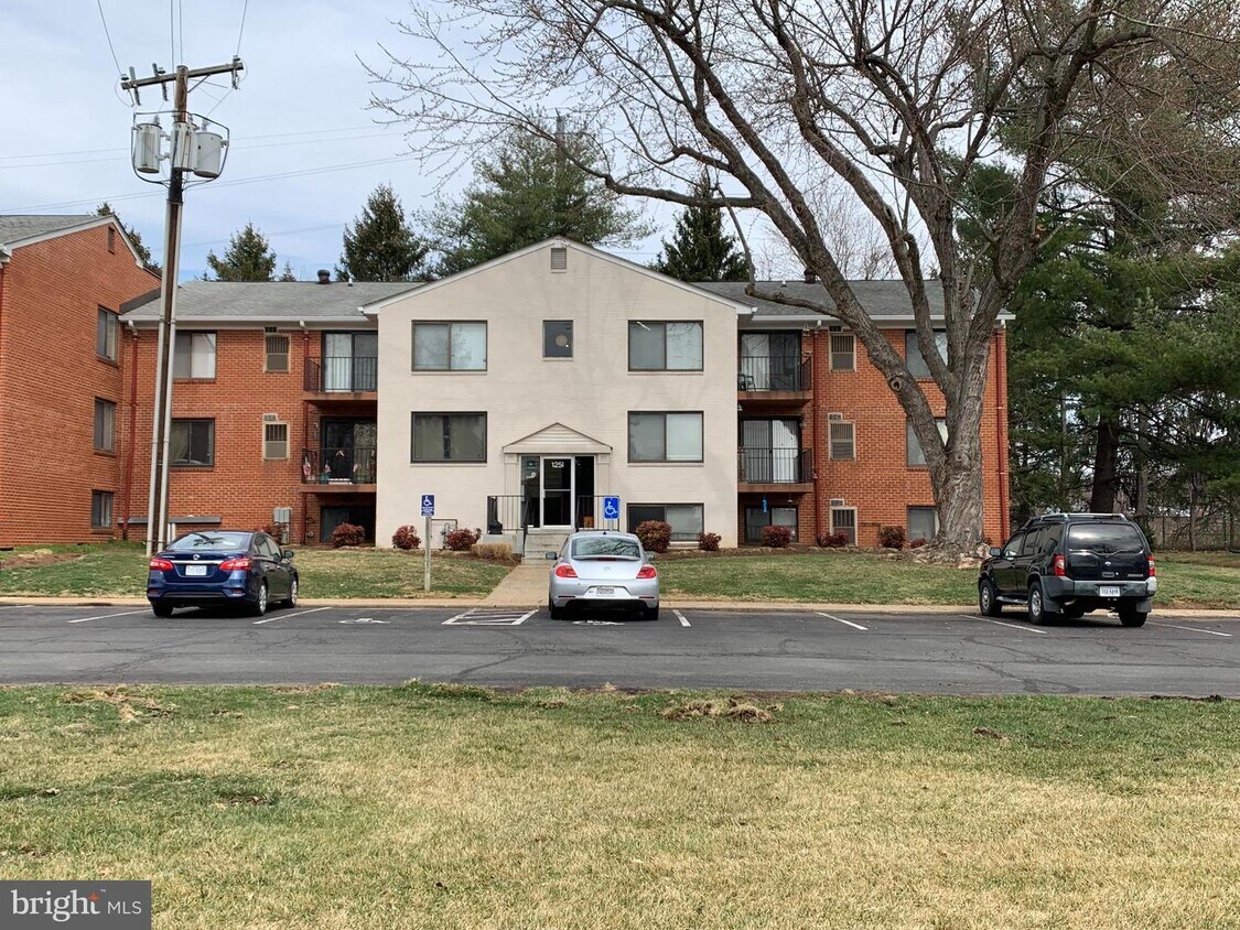 125 Clubhouse Dr SW Unit 6, Leesburg, VA 20175 Apartment for Rent in