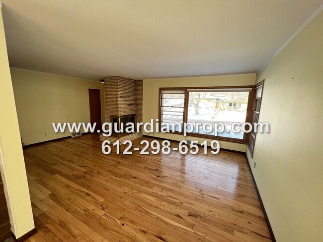 Building Photo - Updated Roseville House on Large Corner Lo...