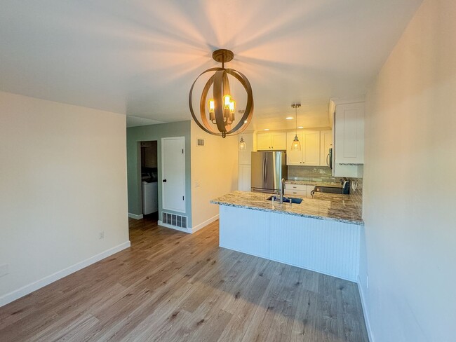 Building Photo - Completely Remodeled 2 Bed, 2.5 Bath End-U...