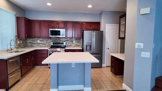 Building Photo - Beautiful 4-Bedrooms Home - Across from La...