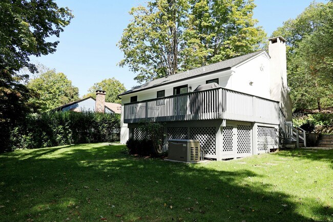 Building Photo - 245 Great Hill Rd