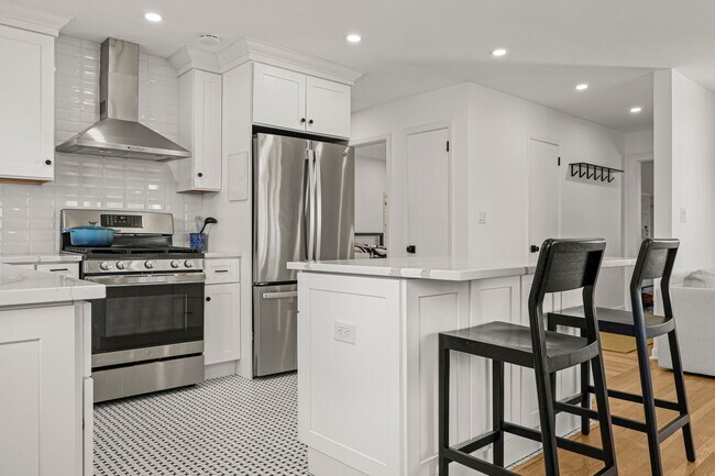 Foto del edificio - 24 Maplewood Dr