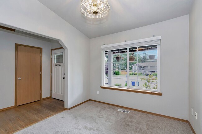 Foto del edificio - Spacious 4-Bedroom Home on a Tranquil Cul-...