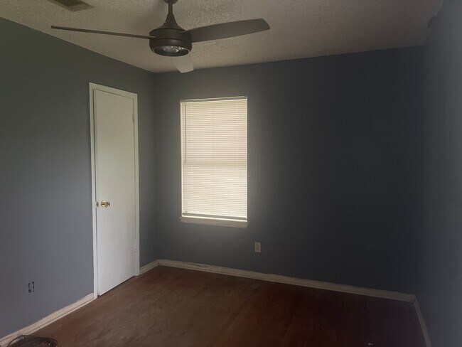 Building Photo - 1612 Kings Rd