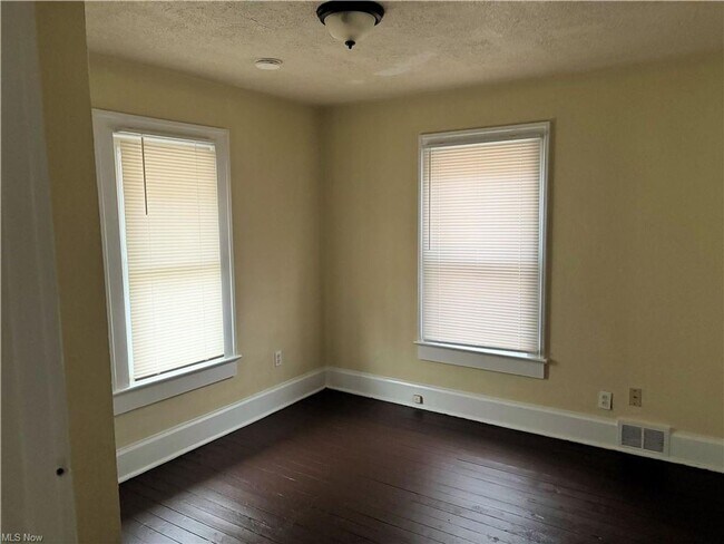 Building Photo - Charming 5-bedroom, 2-bathroom house locat...