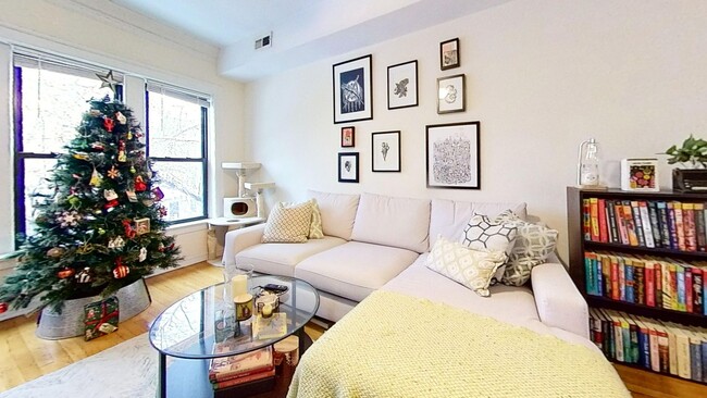 Foto del edificio - Second Floor North Center One Bedroom