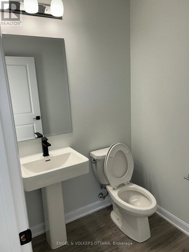 Building Photo - 829 Arcadian Private