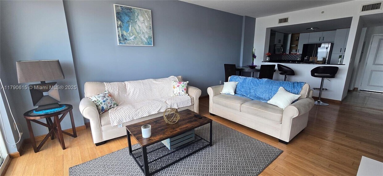 Foto principal - 7900 Harbor Island Dr