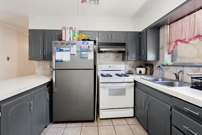 Building Photo - 504 Ave V