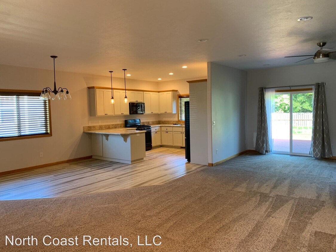 Foto principal - 3 br, 2 bath House - 440 Juniper Ave.