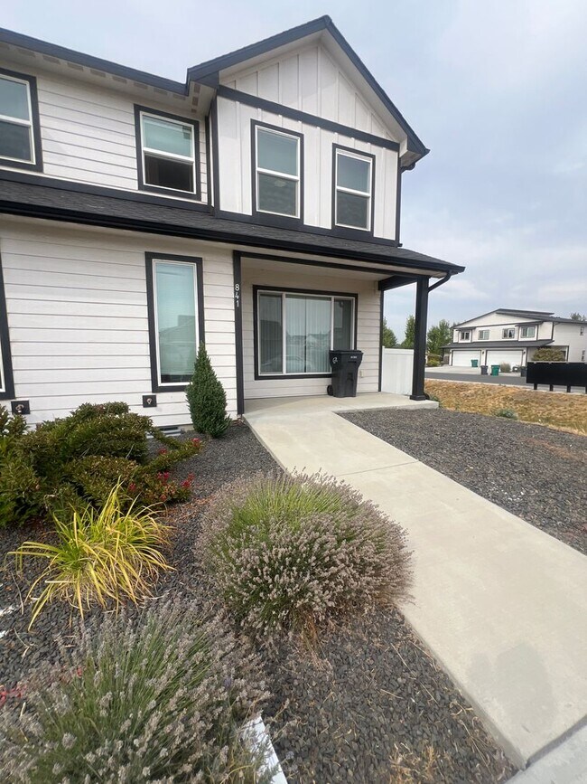 Building Photo - 841 Greenfield Dr