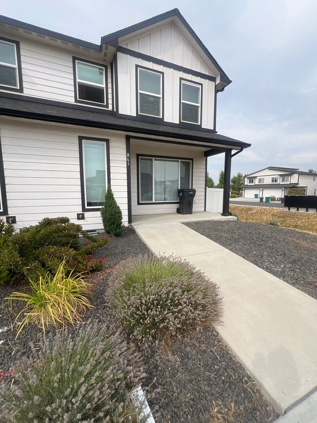 Building Photo - 841 Greenfield Dr