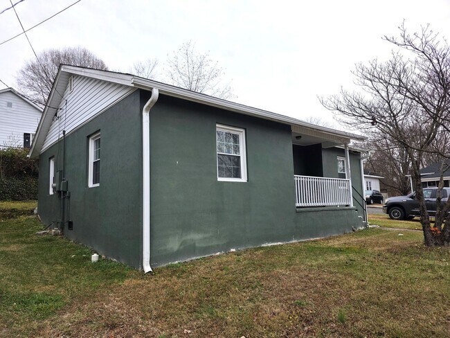 Foto del edificio - Charming 2-Bedroom Home Near Downtown Mount Airy