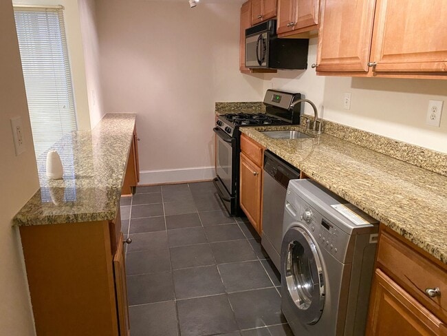 Foto del edificio - Spacious 1BR Apartment w/ Private Patio in...