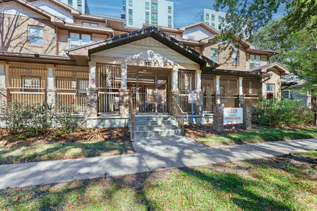 Building Photo - 1220 SW 1st Ave