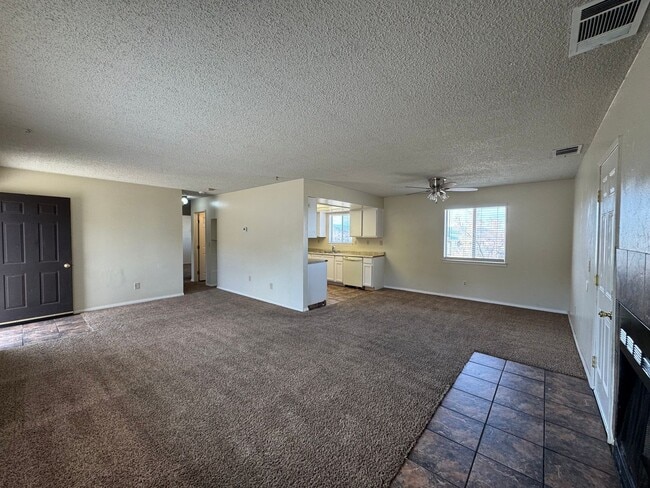 Building Photo - Apple Valley Home in Sycamore Rocks Area