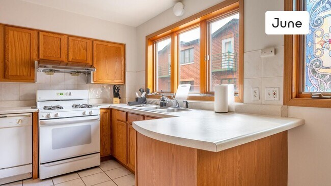 Building Photo - ROOM ONLY in 4-bed/2.5-bath Home