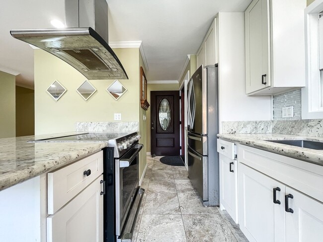 Building Photo - Pet Friendly 2-Bedroom Palolo Duplex