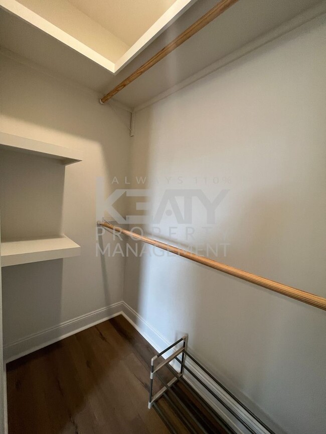 Foto del edificio - Four bedroom, Two Bathroom home NOW Availa...